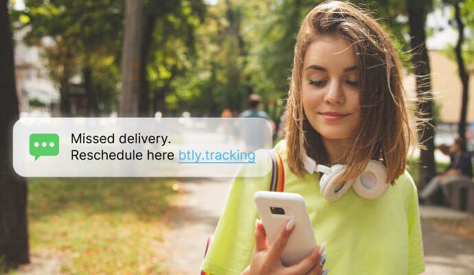 skydd för SMS och samtal – en kvinna som kontrollerar meddelanden på sin telefon