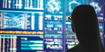 En person tittar på data på en skärm